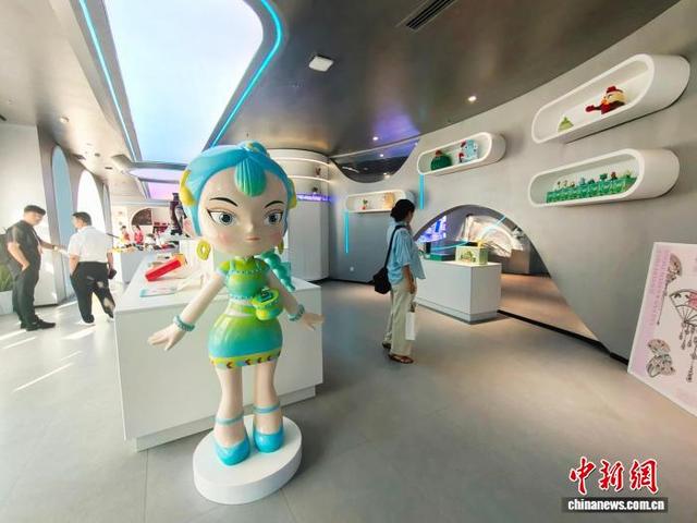 图为民众在参观广西未来人工智能工业设计创新中心。中新网记者 黄艳梅 摄