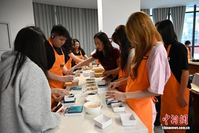 图为9月17日，新加坡南洋理工大学的学生在为炒制火锅底料做准备。张旭 摄